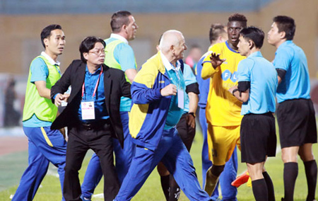 HLV L.Petrovic có hành động quá khích với trọng tài ở trận đấu Hà Nội FC - FLC Thanh Hóa.